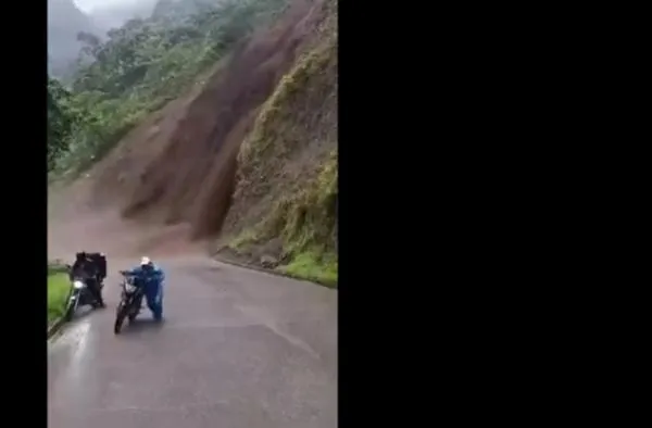 Video: derrumbe tapó vía entre el Eje Cafetero y Chocó