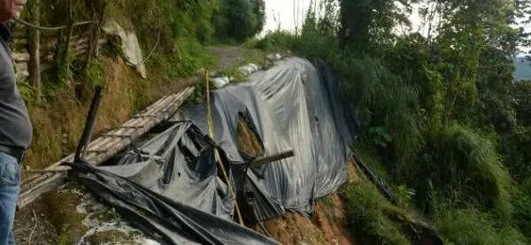 A habitantes de esta vereda de Manizales les llegó la Navidad sin vía: 8 meses con el daño y piden solución  