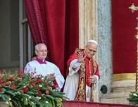 En su mensaje 'urbi et orbi', el papa invita a Rusia y Ucrania a negociar la paz directamente