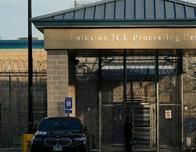 La administración Trump quiere convertir depósitos en centros de detención para migrantes