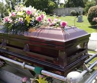 Persona muerta en un ataúd, dentro de un cementerio.