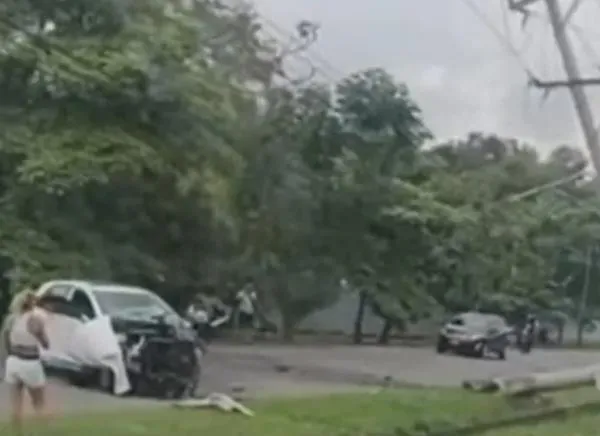 En Ibagué un conductor borracho tumbó un poste y desapareció 