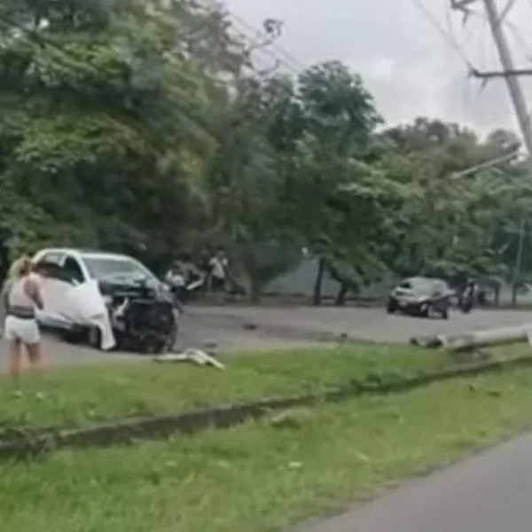 En Ibagué un conductor borracho tumbó un poste y desapareció