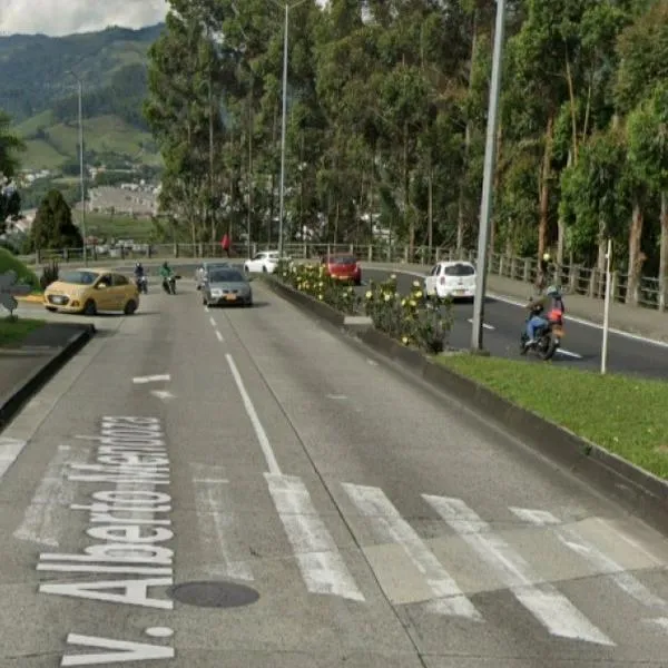 Una mujer se lanzó de taxi en movimiento en avenida de Manizales: ¿Qué pasó? 