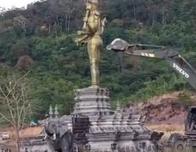 El ejército de Tailandia, en conflicto con Camboya, destruye una estatua hindú y provoca indignación