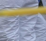 Apuñalamiento masivo dentro de fábrica deja al menos 15 heridos; responsable portaba máscara de gas