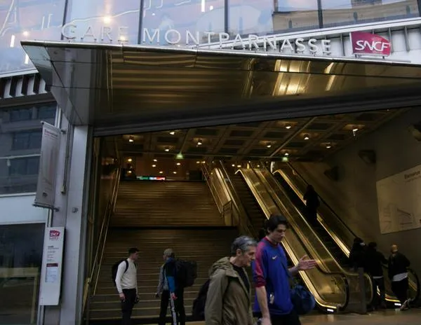 París: Tres mujeres heridas con un cuchillo en el metro; el presunto agresor fue detenido