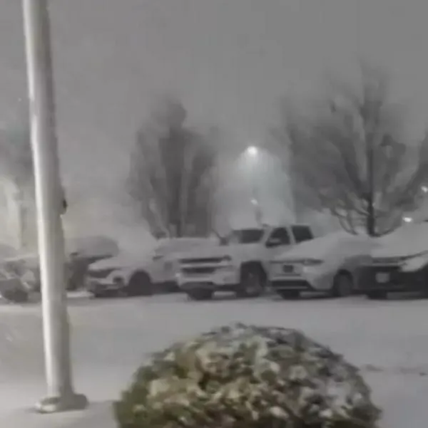 Videos de la tormenta invernal que paralizó vuelos en Estados Unidos y dejó pasajeros varados