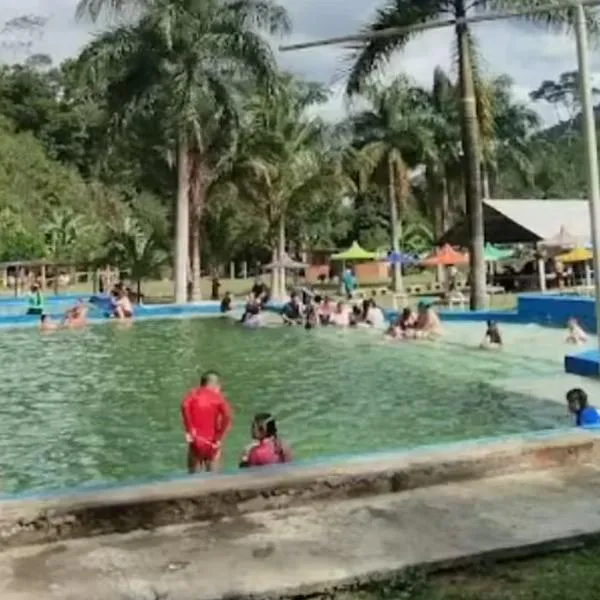 Tragedia para familia colombiana en fin de año: niña de 6 años murió ahogada en una piscina y habría negligencia de los padres. 