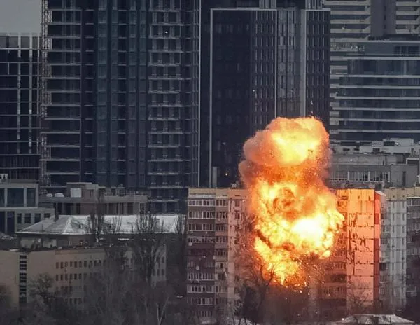 Rusia azota a Ucrania con drones y misiles, en la víspera de la reunión entre Trump y Zelenski