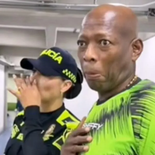 Policía dejó 'plop' al 'Tino' Asprilla por pedido en Navidad: "No vaya a dar cualquier mensaje". El exjugador se sonrojó. 