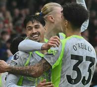 El Manchester City sufre, pero logra seguir en la lucha por la Premier League