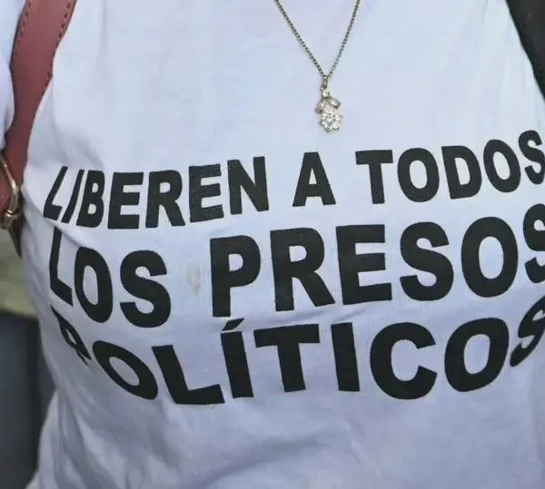 Los 99 presos políticos liberados en Venezuela son “rehenes” en el país, según Edmundo González