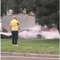 Carro se quemó en la Av. Boyacá (Bogotá) y dejó unas imágenes muy sorprendentes
