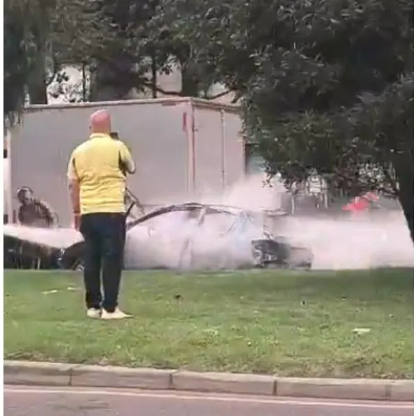 Carro se quemó en la Av. Boyacá (Bogotá) y dejó unas imágenes muy sorprendentes