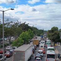Caos en la calle 80 para salir de Bogotá: trancón de viajeros es de más de una hora. Las autoridades piden mucha paciencia. 