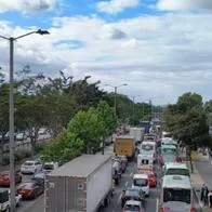 Caos en la calle 80 para salir de Bogotá: trancón de viajeros es de más de una hora. Las autoridades piden mucha paciencia. 