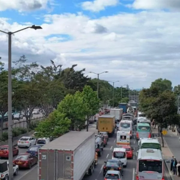 Caos en la calle 80 para salir de Bogotá: trancón de viajeros es de más de una hora. Las autoridades piden mucha paciencia. 
