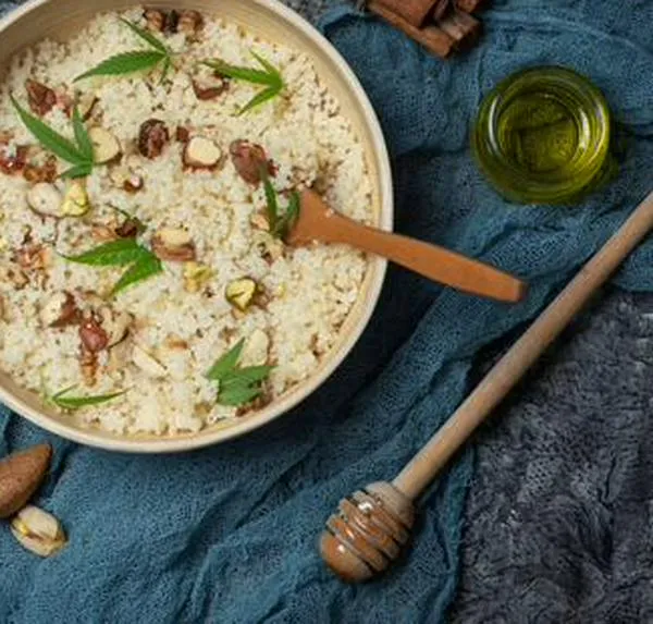 Arroz con almendras y ciruelas pasas para darle la bienvenida al 2026
