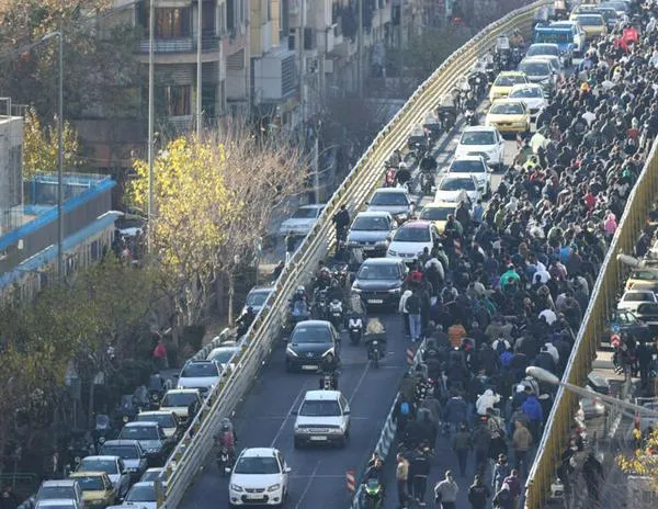 El presidente de Irán insta al Gobierno a escuchar las "demandas legítimas" de los manifestantes