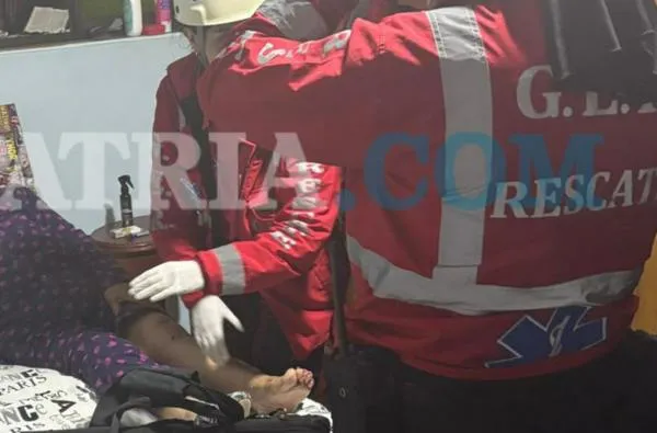 Familia denuncia a taxista en Manizales que dejó a mujer de 76 años en el suelo tras arrancar inesperadamente