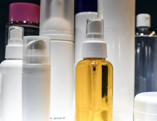 Francia: entrará en vigor la prohibición de los "químicos permanentes" en cosméticos y ropa