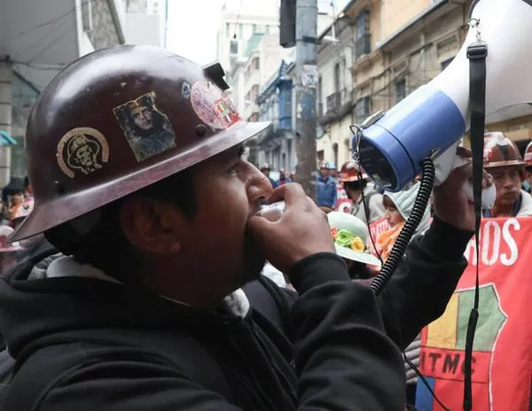 Bolivia: nuevos choques entre sindicalistas y la Policía por eliminación de subsidio a combustibles