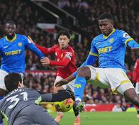 A Yerson Mosquera le pasó de todo contra Manchester United: 'pifió' y tiró un lujito