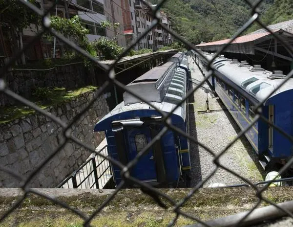Perú: al menos un muerto y 30 heridos tras choque de trenes en vía a Machu Picchu