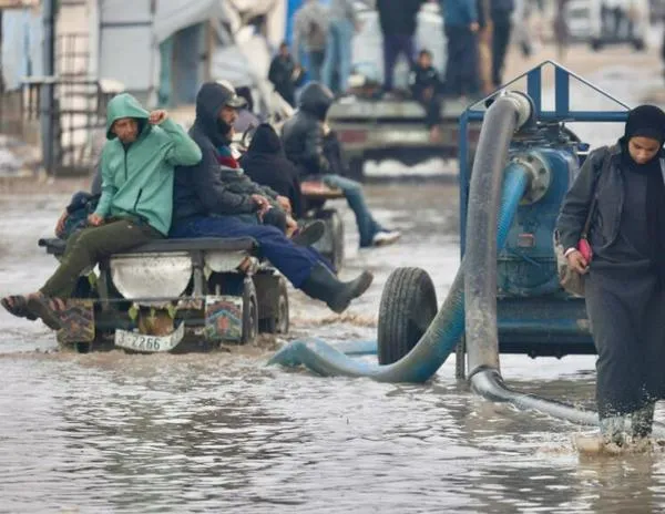 Gaza tras los bombardeos israelíes: sobrevivir en medio del barro