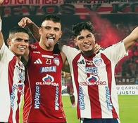 El Junior de Barranquilla celebra, galardonado en el continente por su buen fin de año