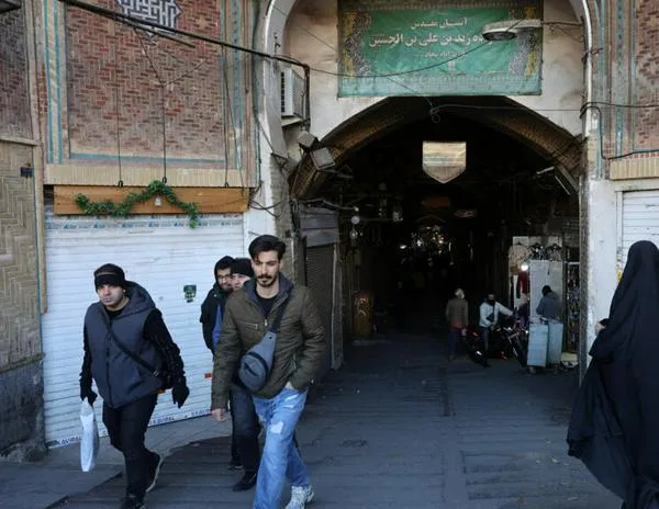 Un integrante de las fuerzas del orden muere en el quinto día de protestas en Irán