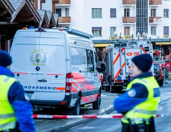 Decenas de personas habrían muerto en un incendio en un bar de un exclusivo resort suizo