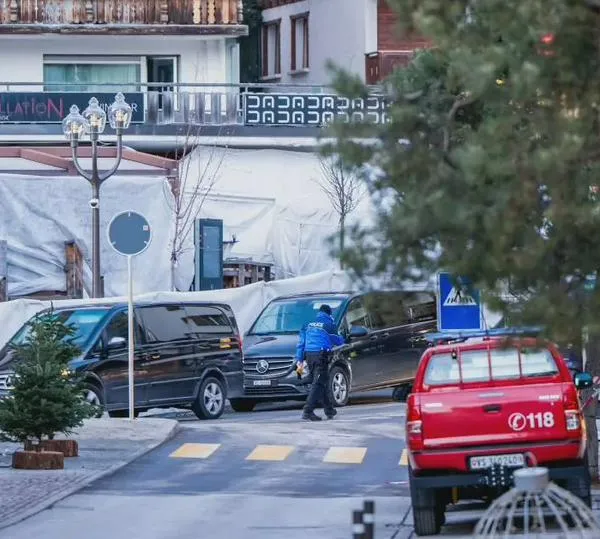 Identifican a futbolista que quedó gravemente herido tras incendio en Suiza; hay al menos 40 muertos