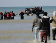 Llegada récord de migrantes a Reino Unido pone en dificultades a Starmer