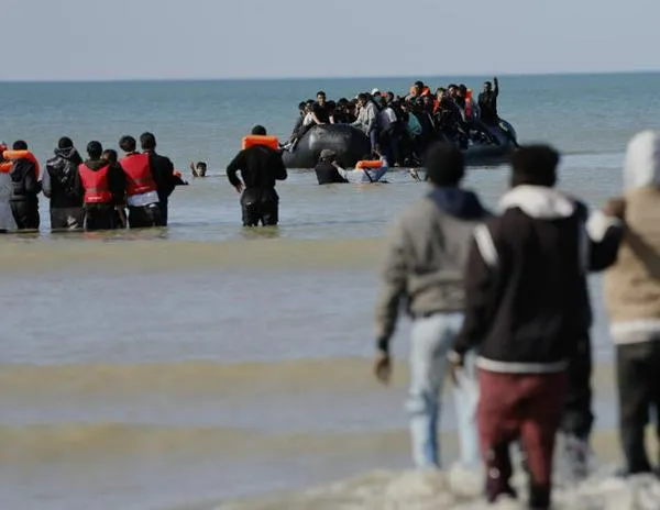Llegada récord de migrantes a Reino Unido pone en dificultades a Starmer