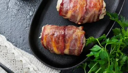 Pechuga de pollo rellena con queso y plátano maduro