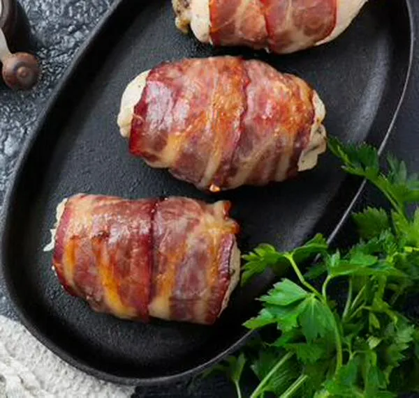 Pechuga de pollo rellena con queso y plátano maduro