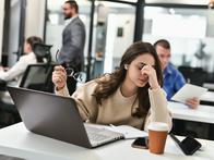 Trabajador triste por anuncio sobre pensión para menores de 45 años, que cambiaría por decreto del Gobierno