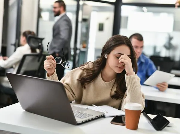 Trabajador triste por anuncio sobre pensión para menores de 45 años, que cambiaría por decreto del Gobierno