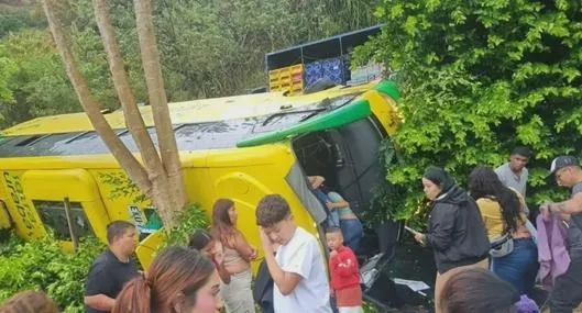 Grave accidente de bus que se volcó y dejó 18 personas heridas: árboles evitaron tragedia mayor