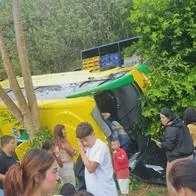 Grave accidente de bus que se volcó y dejó 18 personas heridas: árboles evitaron tragedia mayor