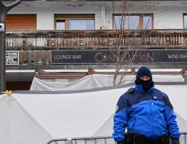 Incendio fatal de Año Nuevo: investigadores suizos privilegian la pista de velas de bengala