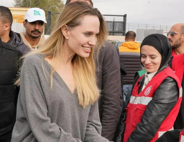 Gaza: la actriz Angelina Jolie visita el cruce fronterizo de Rafah en Egipto