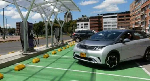El lío que se armó con carros eléctricos e híbridos en Bogotá; conductores quedan varados y exigen que hayan más puntos de carga en la ciudad. 