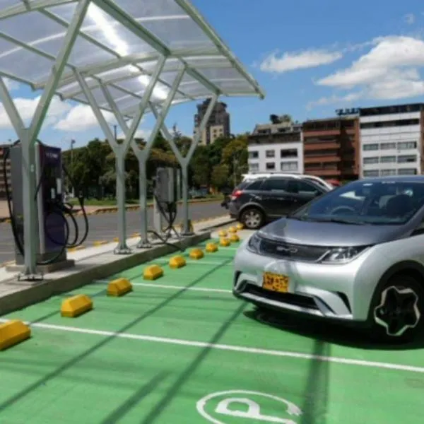 El lío que se armó con carros eléctricos e híbridos en Bogotá; conductores quedan varados y exigen que hayan más puntos de carga en la ciudad. 