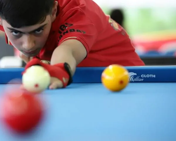 Dejó el tetero por el taco de billar y ahora busca la gloria en el Internacional de Billar