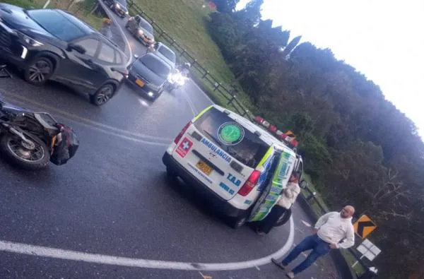 Dos lesionados por accidente en moto en la vía Manizales-Bogotá 