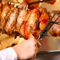 Amantes del pollo asado en Colombia reciben duro golpe iniciando 2026: hay novedad con el precio. Subió más de 800 pesos. 
