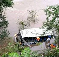 Bus cayó al río Magdalena en el sector Pericongo, Huila
